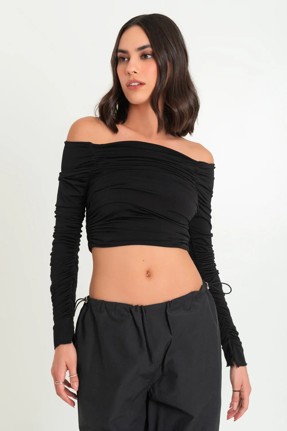 Crop top plisado manga larga con abertura