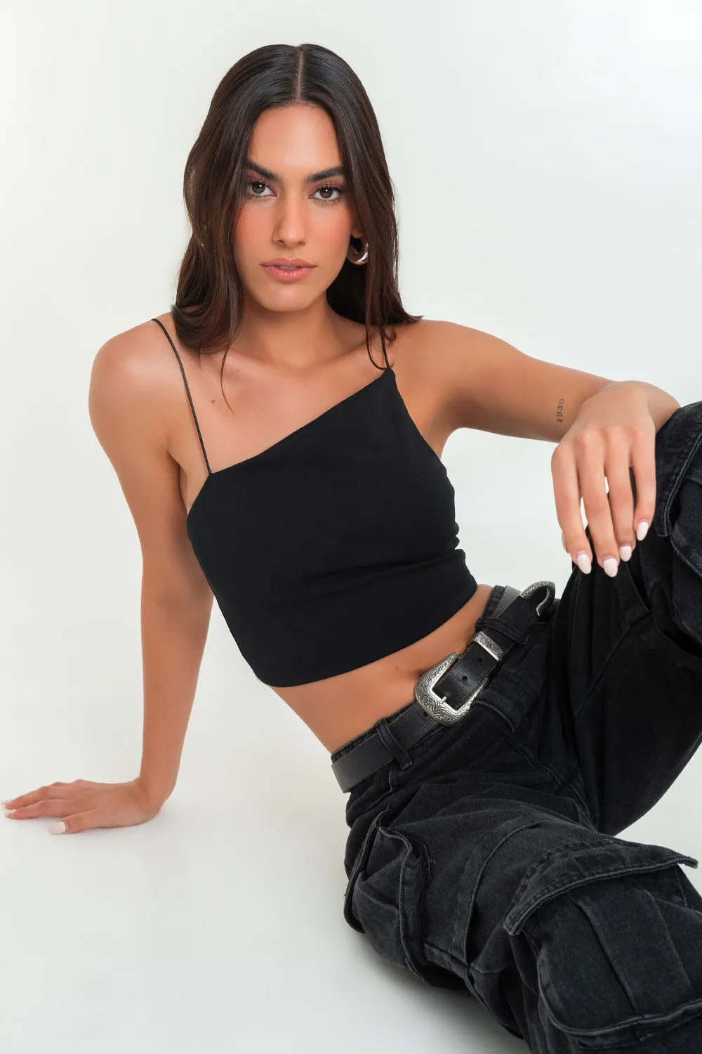 Crop top tirantes escote diagonal