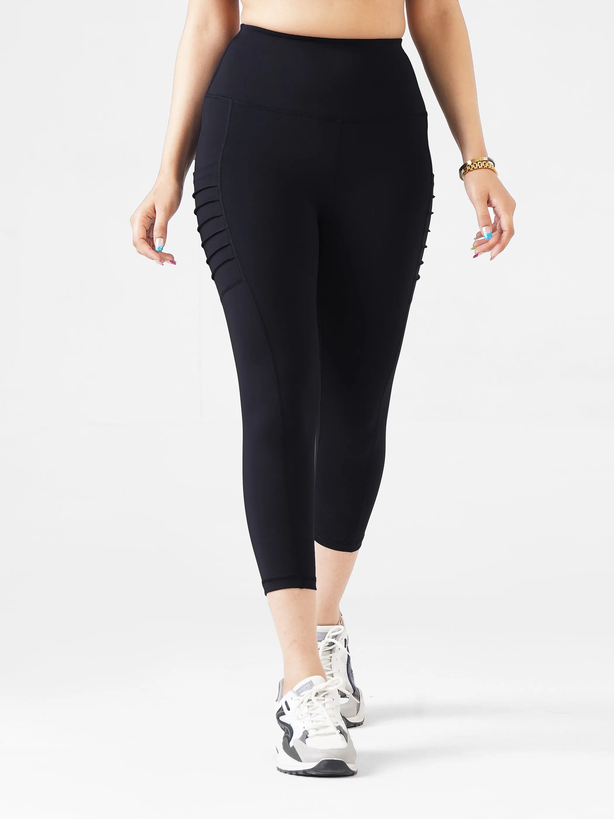 Dots Pocket Capri Legging in Black