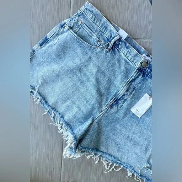 Good American - NWT | Distressed Light Wash Denim Shorts - Size 20