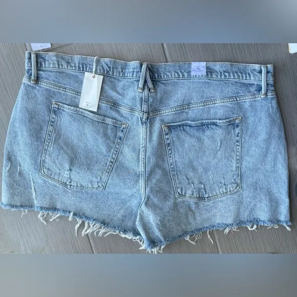 Good American - NWT | Distressed Light Wash Denim Shorts - Size 20