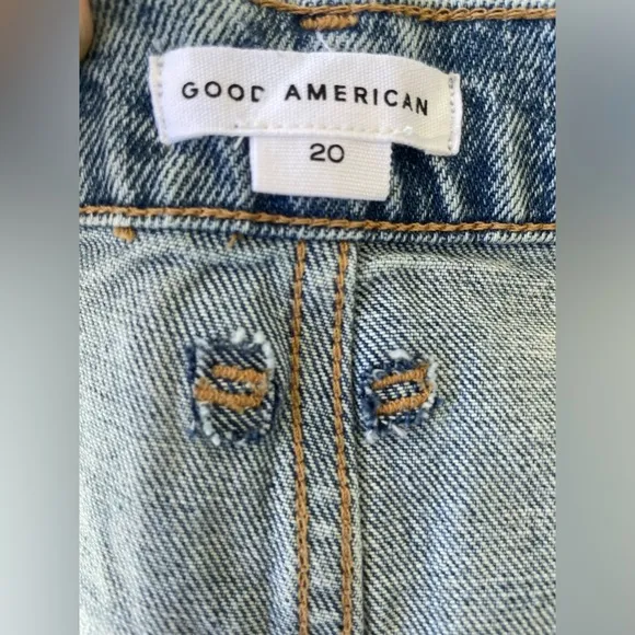Good American - NWT | Distressed Light Wash Denim Shorts - Size 20