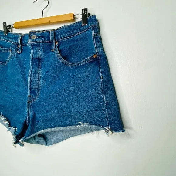 Levi’s 501 Blue Short Shorts Medium wash Button fly Size 31