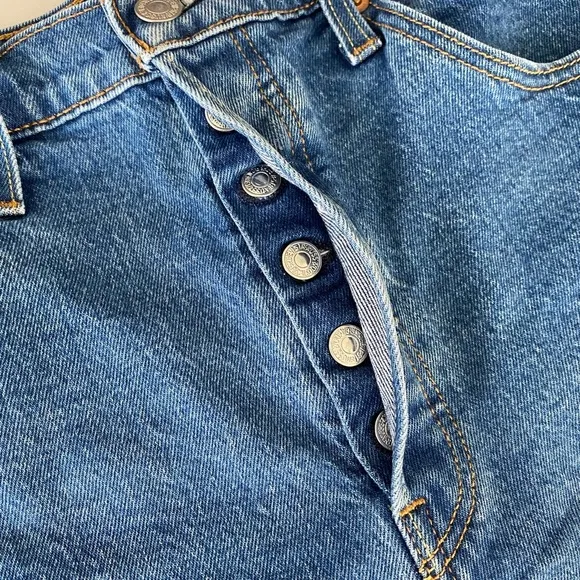 Levi’s 501 Blue Short Shorts Medium wash Button fly Size 31