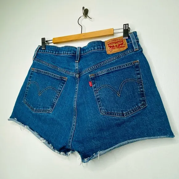Levi’s 501 Blue Short Shorts Medium wash Button fly Size 31