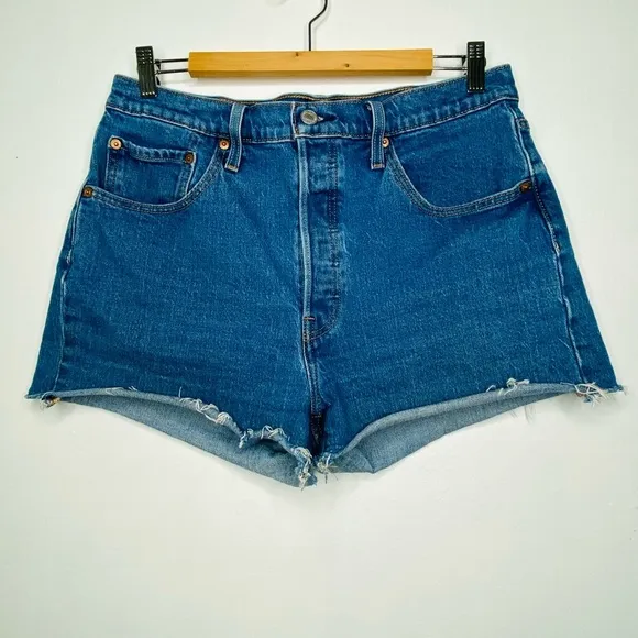 Levi’s 501 Blue Short Shorts Medium wash Button fly Size 31