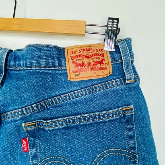 Levi’s 501 Blue Short Shorts Medium wash Button fly Size 31