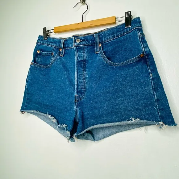 Levi’s 501 Blue Short Shorts Medium wash Button fly Size 31