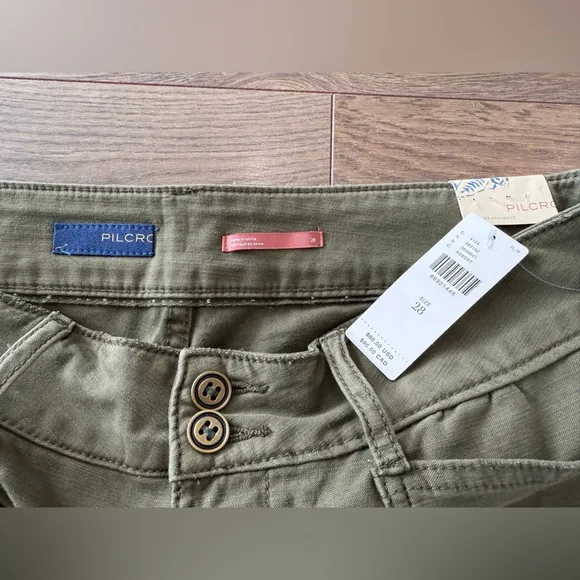 NWT Anthropologie Pilcro The Wanderer Army Olive Green Shorts Raw Hem Size 28