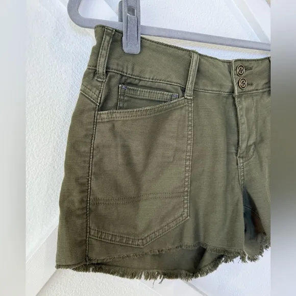 NWT Anthropologie Pilcro The Wanderer Army Olive Green Shorts Raw Hem Size 28