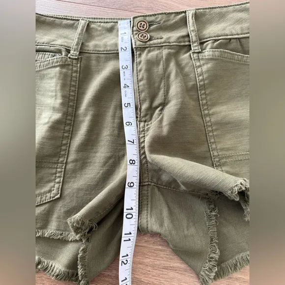 NWT Anthropologie Pilcro The Wanderer Army Olive Green Shorts Raw Hem Size 28