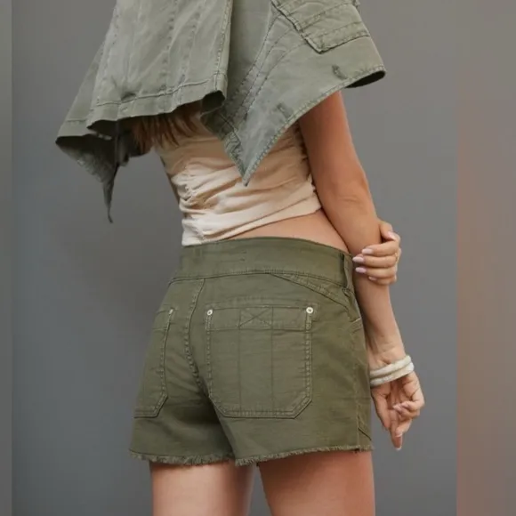 NWT Anthropologie Pilcro The Wanderer Army Olive Green Shorts Raw Hem Size 28