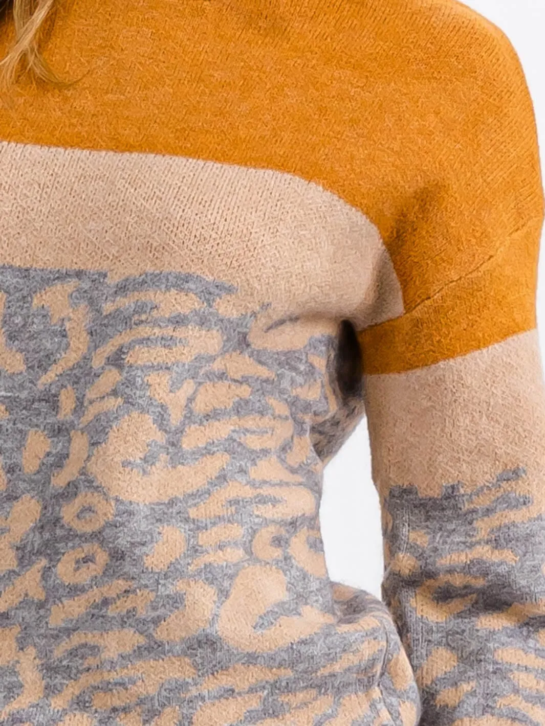 WOMEN'S LONG SLEEVE COLORBLOCK ANIMAL PRINT DETAILED PULLOVER SWEATER