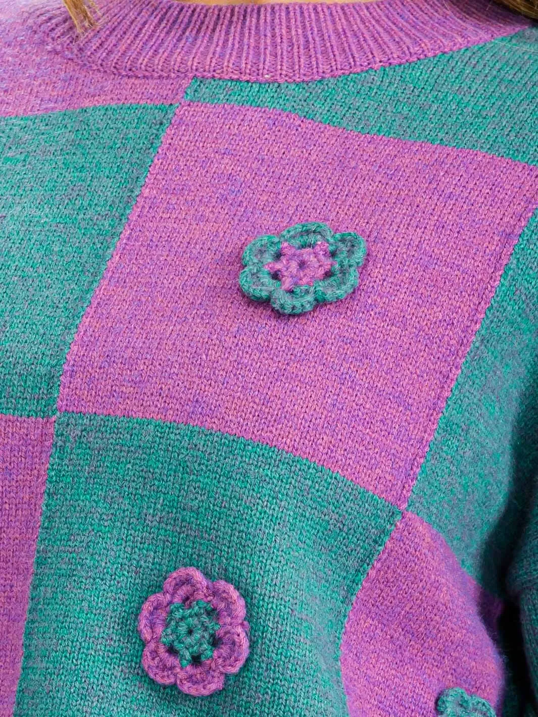 WOMEN'S LONG SLEEVE FLOWER DETAILED COLORBLOCK CHECKERS PULLOVER SWEATER