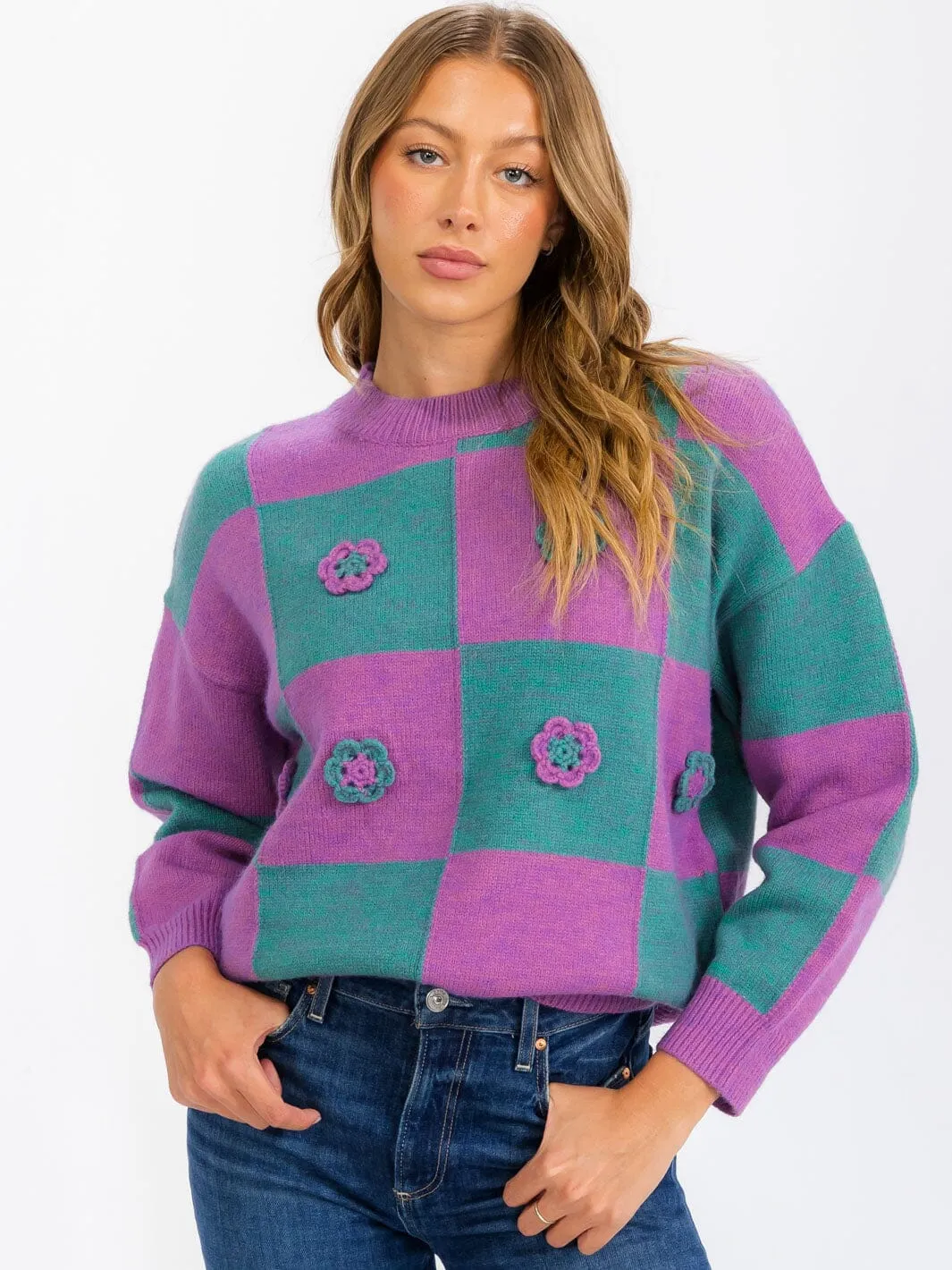 WOMEN'S LONG SLEEVE FLOWER DETAILED COLORBLOCK CHECKERS PULLOVER SWEATER